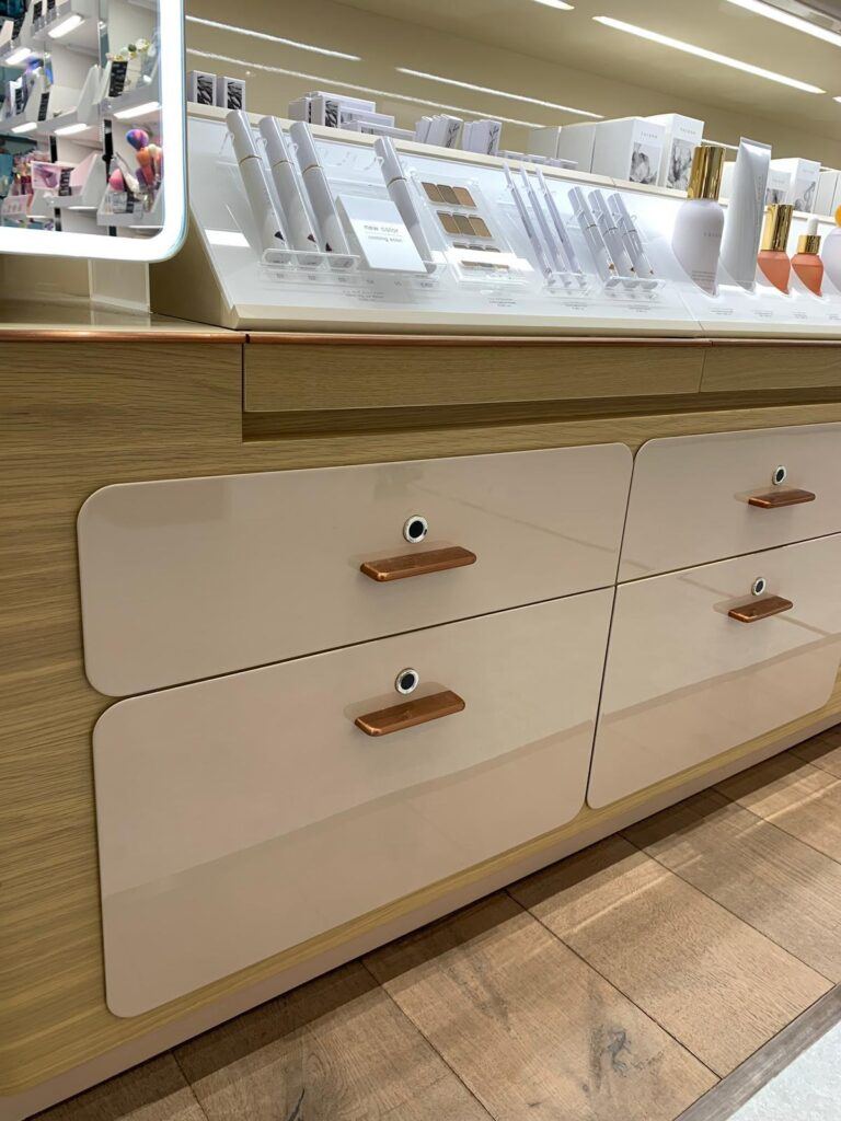 Prodotti cosmetici protetti dalle serrature L430