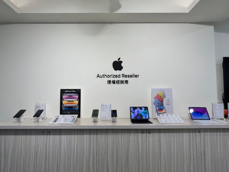 Telefoni e laptop in esposizione con OnePOD e Zips