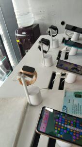 Smartwatch e tablet esposti sugli espositori InVue