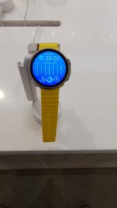 Smartwatch esposto su un display protetto