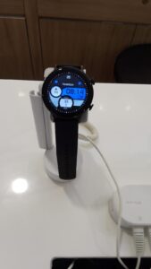 Smartwatch esposto su un display protetto