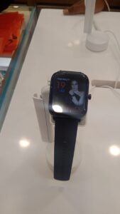Smartwatch esposto su un display protetto