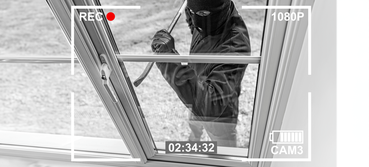 Uomo che irrompe in un negozio