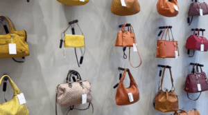 Borse in esposizione con lucchetto a cavo