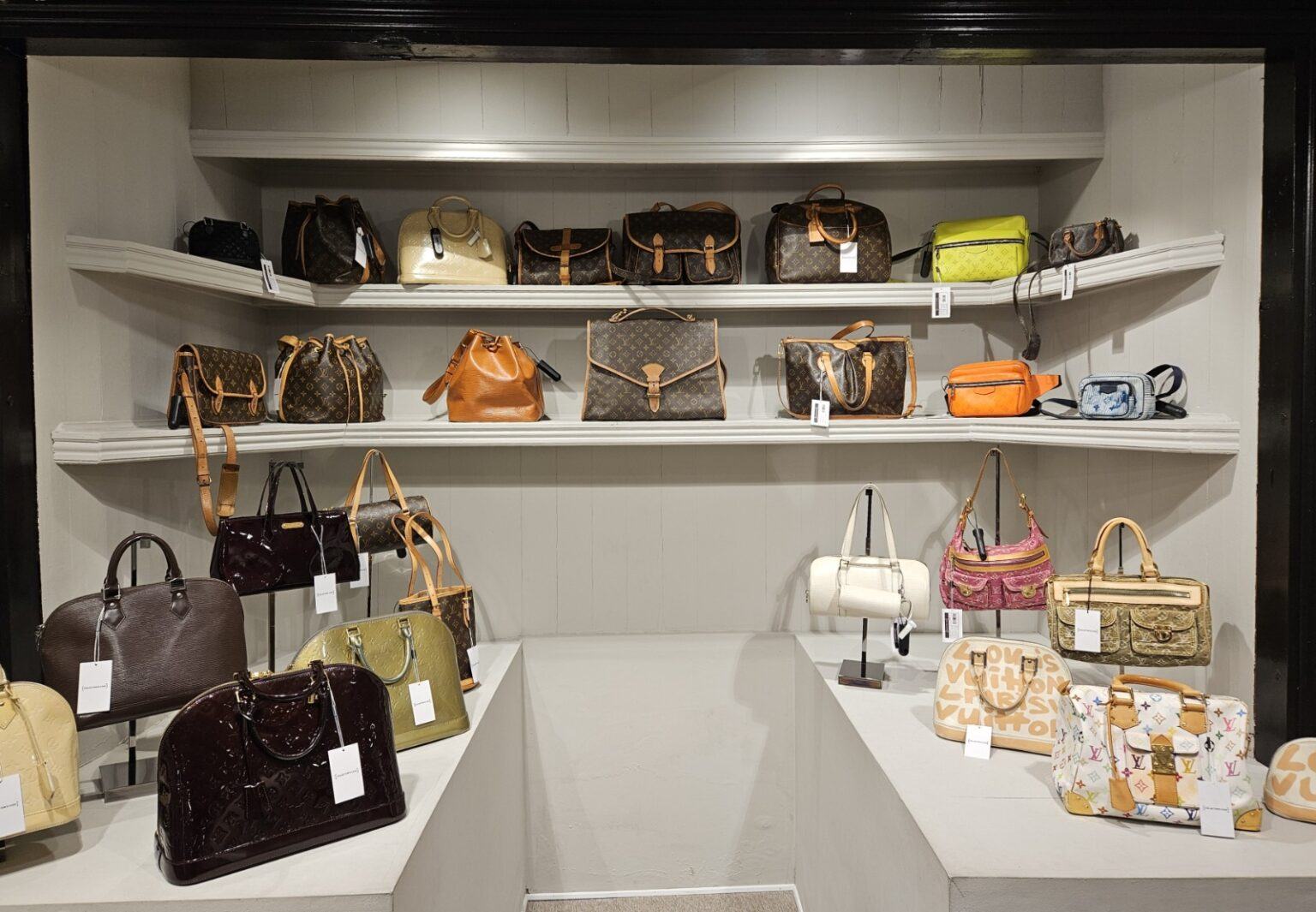 Borse in esposizione con lucchetto a cavo