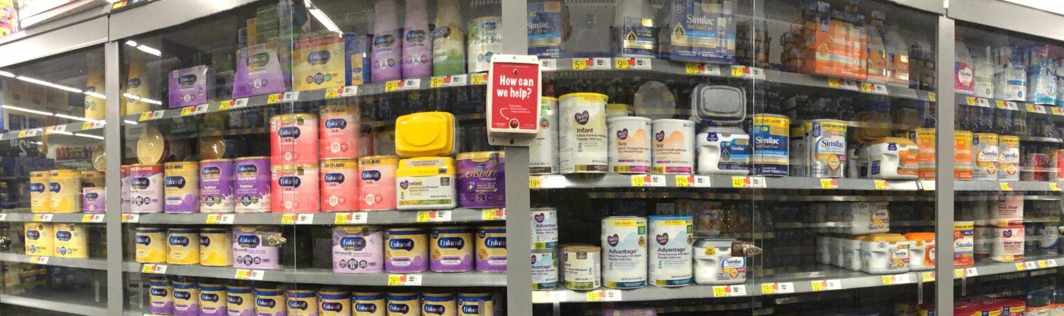 Formula chiusa a chiave sugli scaffali dietro il vetro