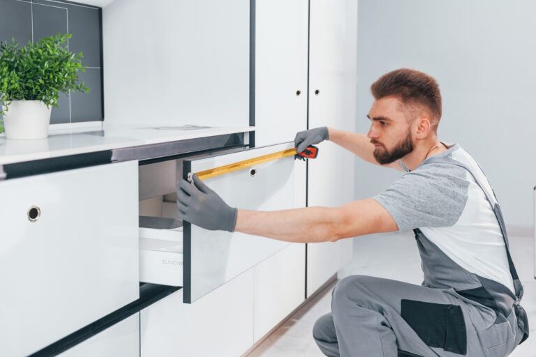 Assistenza tecnica LIVE Immagine di un uomo con un metro a nastro