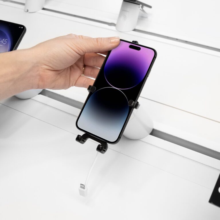 Qualcuno che rimuove un telefono da un supporto a sgancio rapido.