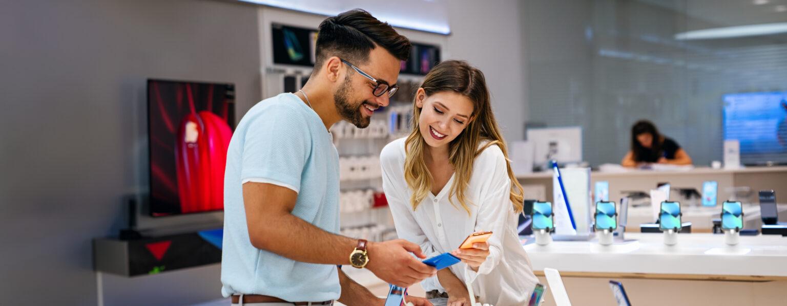 Uomo e donna che acquistano smartphone