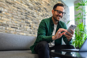 L'uomo con il telefono in mano dimostra la facilità del controllo degli accessi tramite dispositivo mobile