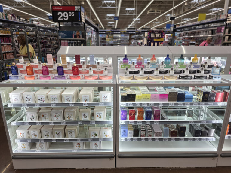 una vetrina che espone le confezioni di profumo, con sopra degli espositori per i campioni dove il cliente può provare le fragranze.