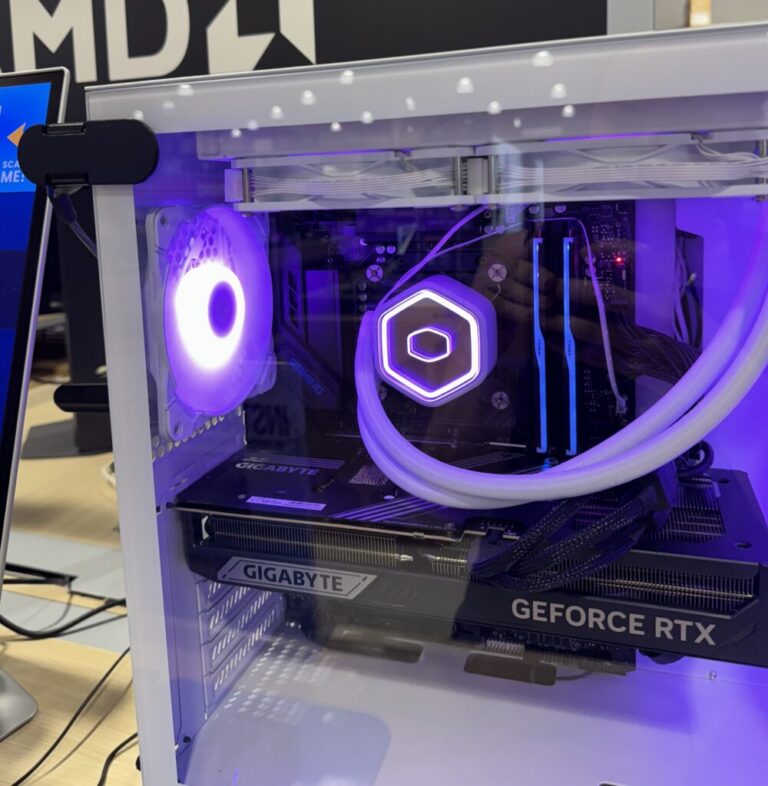 Blocco da tavolo per fissare il case di un computer da gaming con RAM e scheda grafica installate