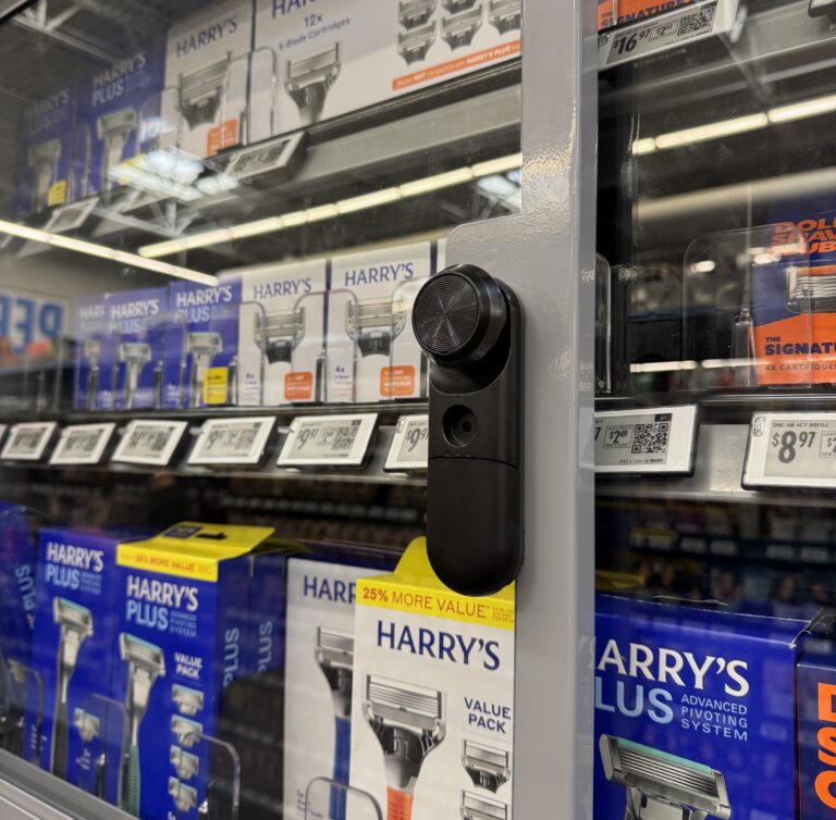 Smart Lock in un ipermercato, vetrina di un grande negozio al dettaglio