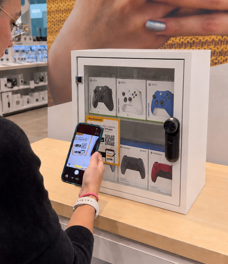 Il servizio "Accesso autonomo del cliente" consente al cliente di scansionare un codice e accedere a un armadietto chiuso a chiave contenente il prodotto.