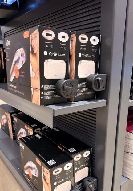 InVueProtezione degli imballaggi: gli angolari " Package Wrap " garantiscono la sicurezza dei prodotti di salute e bellezza venduti al dettaglio.