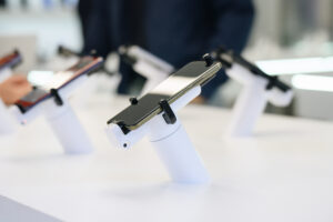 Smartphone visualizzato da OnePOD Max al negozio al dettaglio di Claro