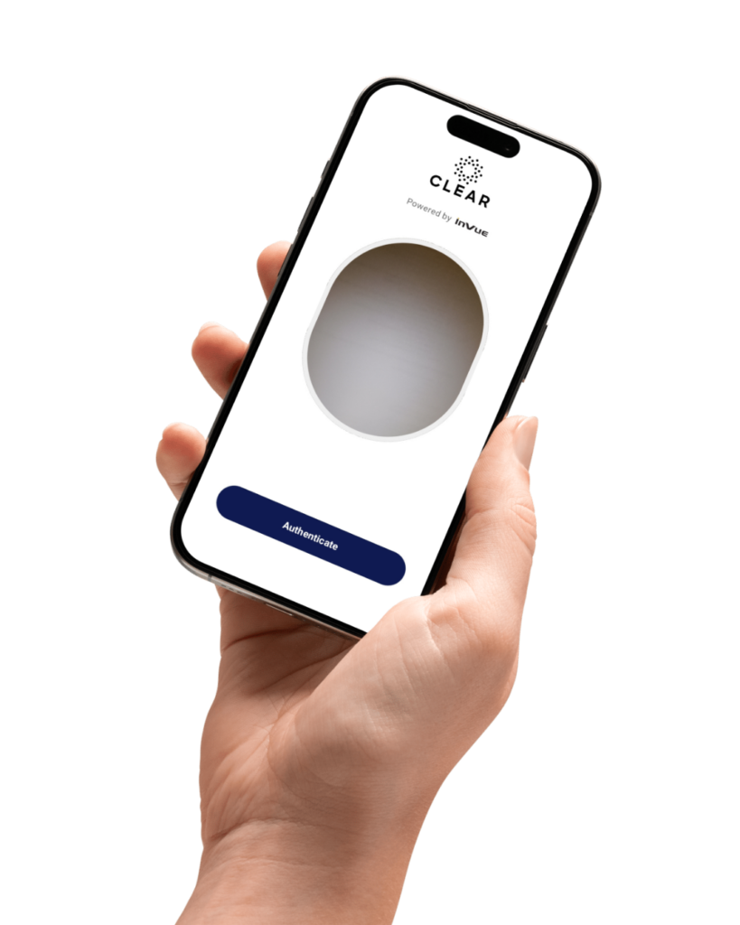Mano che regge un telefono su cui è visualizzata la schermata di verifica dell’identità CLEAR, basata sulla tecnologia di InVue per l’accesso autonomo dei clienti